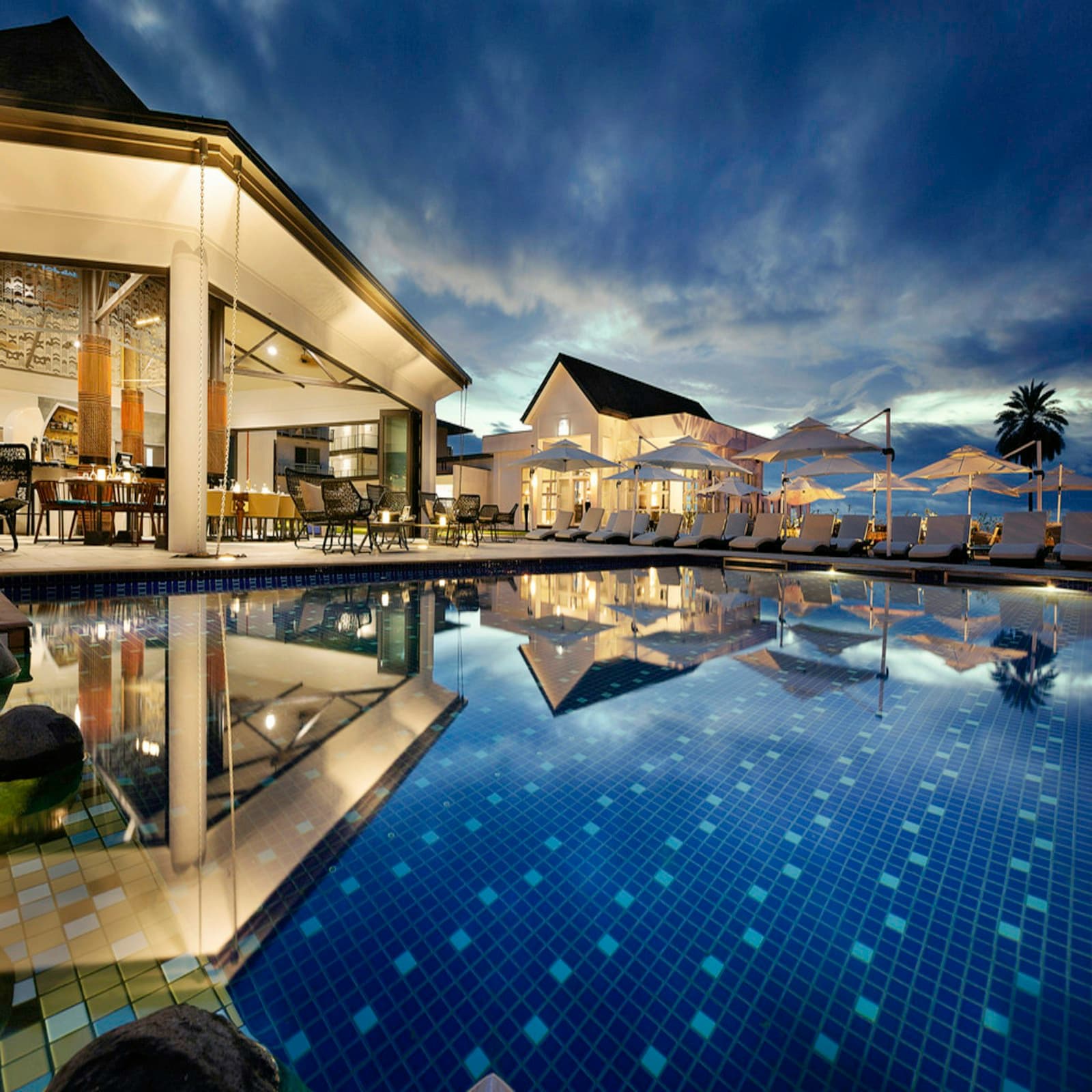 Cosmo poolside